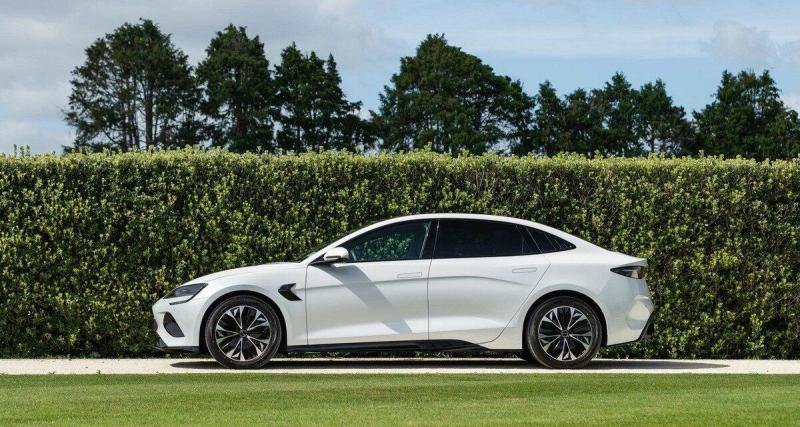 Tesla s'est fait lâcher par BYD, nouveau leader du marché de l'électrique en 2025