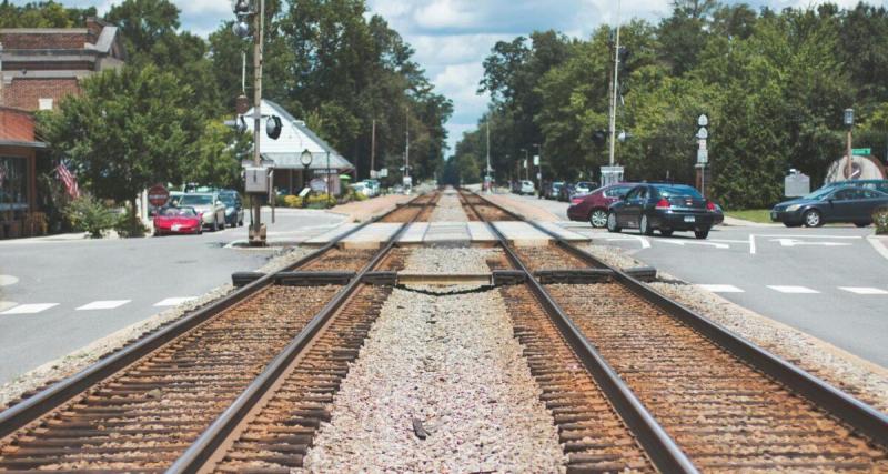  - Il abandonne son véhicule sur les rails après une perte de contrôle : la circulation ferroviaire perturbée