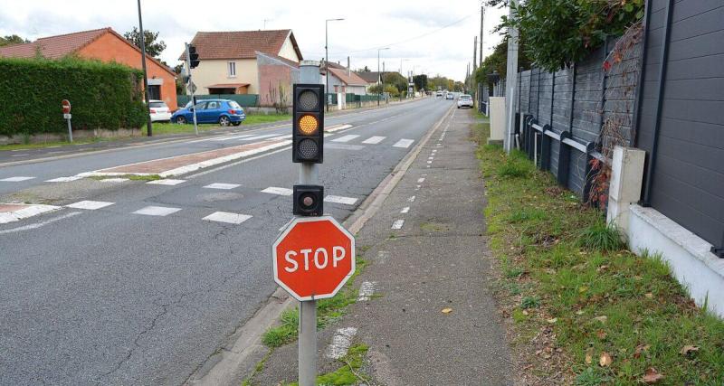  - Il percute un poteau et plonge la ville dans le chaos : un feu bloqué à l’orange pendant des heures