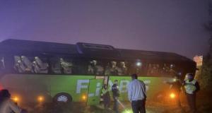 Frayeur sur la route : un car transportant 44 passagers termine sa course dans un fossé