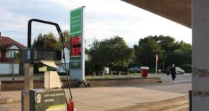 Verglas incontrôlable : son pick-up dérape et termine sa course dans une station-service, deux pompes pulvérisées