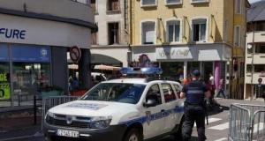 Un contrôle banal vire au chaos : un motard sans permis blesse deux policiers et finit en garde à vue