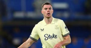 Buteur puis expulsé pour tirage de cheveux, carton rouge hilarant à Everton