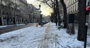 Une voiture dérape sur une plaque de verglas et finit sa course dans un fossé : le conducteur échappe au pire