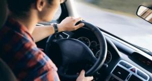 Il s’endort au volant à 65 km/h… et sa voiture continue toute seule : l’assistance à la conduite activée lui a sauvé la vie