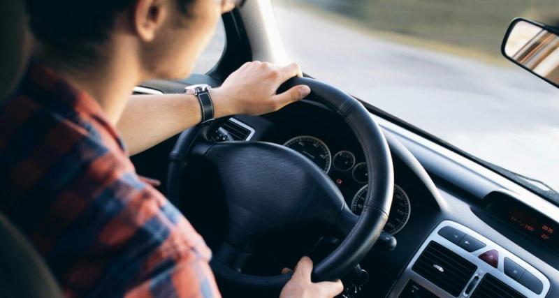  - Il s’endort au volant à 65 km/h… et sa voiture continue toute seule : l’assistance à la conduite activée lui a sauvé la vie