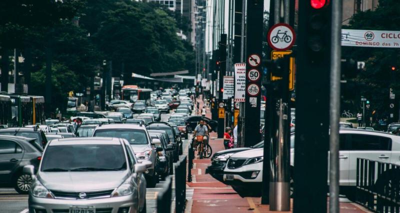 Ils croient voir de l’argent tomber d’un camion : des dizaines d'automobilistes abandonnent leurs voitures pour en ramasser et créent un important embouteillage sur l'autoroute