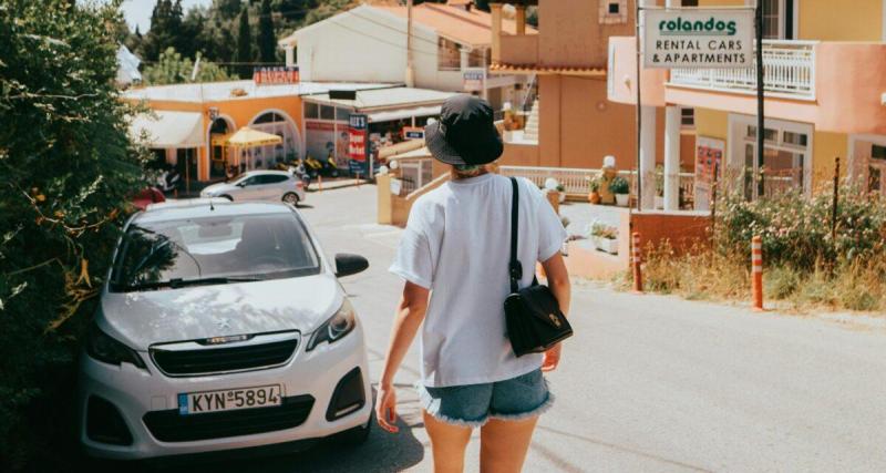 Elle récupère sa voiture volée… et découvre un revolver chargé à la place de la roue de secours