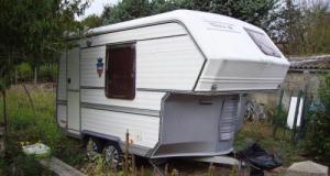 Ce parking de gare occupé illégalement par les gens du voyage, cette maire s'énerve près de Lyon