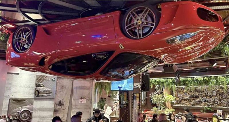 Dans ce pays, on dîne sous une Ferrari suspendue… qui sert aussi d’horloge