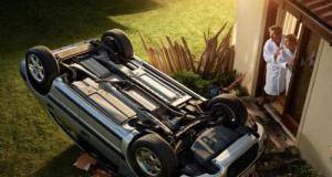 Ils se réveillent avec une mystérieuse voiture retournée dans leur jardin