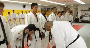 Comment fonctionne le système de ceintures du judo de la blanche à la noire en 2025