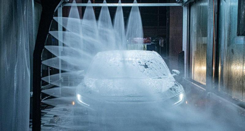  - Elle entre pour un lavage, elle ressort sans voiture : son SUV de luxe détruit en quelques secondes, incroyable fiasco