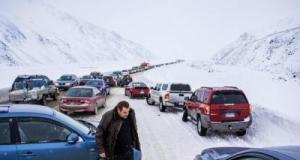 Pas équipé sur son véhicule dans le col d’une montagne, un conducteur créé un gigantesque bouchon et provoque un carambolage