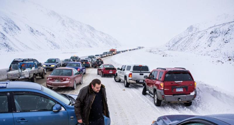 Pas équipé sur son véhicule dans le col d’une montagne, un conducteur créé un gigantesque bouchon et provoque un carambolage