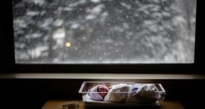 Né sous une tempête de neige extrême, ce bébé est déjà un héros