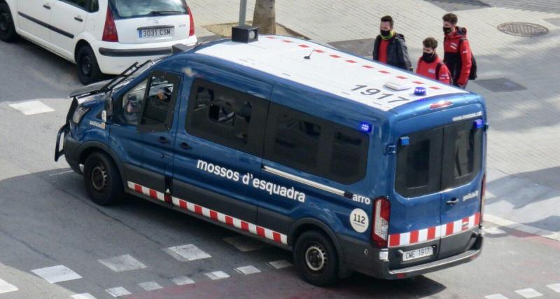 Ils refusent un contrôle dans un véhicule surchargé, prennent la fuite… la police les arrête presque devant leur propre maison