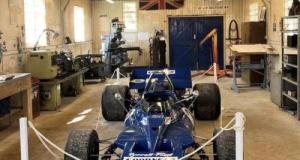 Des voitures de F1 construites dans un hangar en bois de 125m2