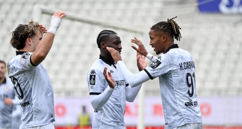  - Ligue 2 : le Red Star s'impose à Grenoble et prend la deuxième place