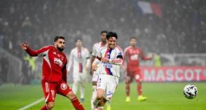 À dix, Brest mené à Lyon à la pause