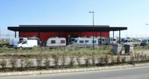 Il perd le contrôle de sa voiture et termine sa course dans un camp de gens du voyage