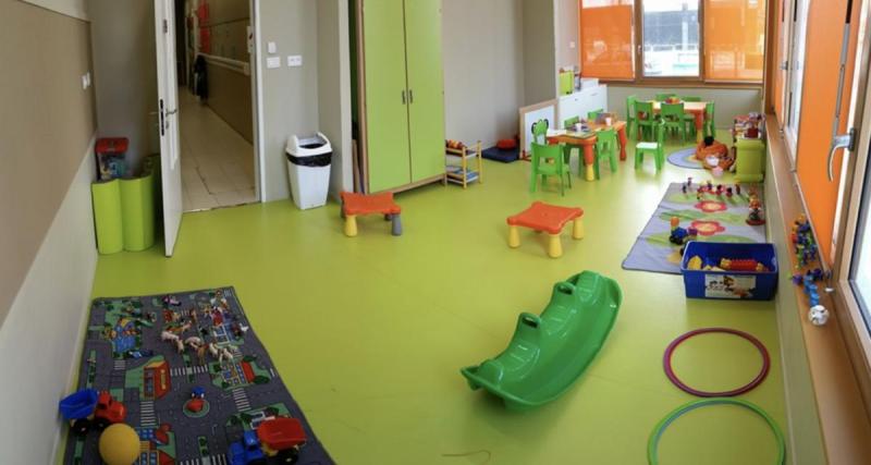 Soupçonnée d’avoir oublié un bébé dans une voiture, cette directrice de micro-crèche est jugée