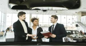 Il revend la voiture de son ami et lui remet un faux certificat : la trahison de trop