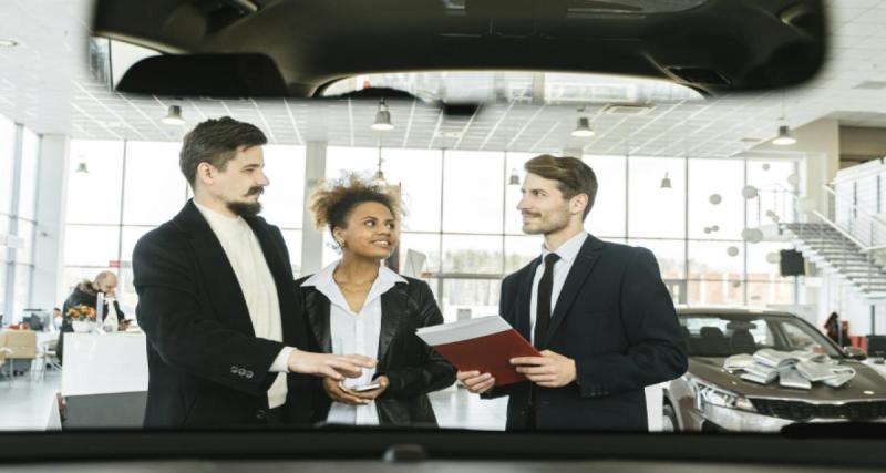  - Il revend la voiture de son ami et lui remet un faux certificat : la trahison de trop