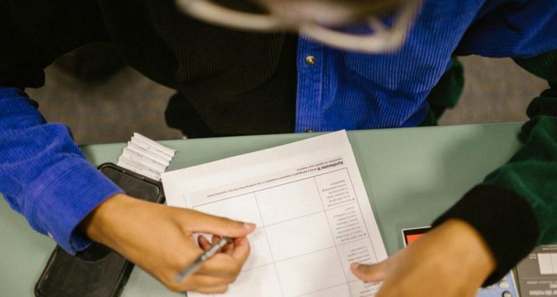 À 68 ans, elle défie l’impossible : 950 tentatives, 4 ans d’échecs… avant un permis qui entre dans l’histoire