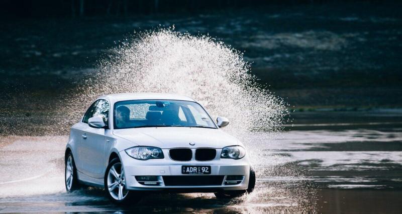  - Aquaplaning spectaculaire sur la RN 24 : le conducteur perd le contrôle et finit dans un fossé