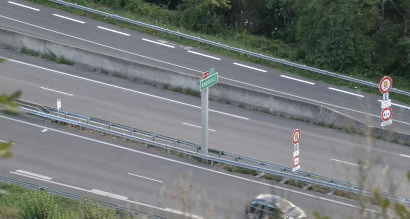 Un Volkswagen Touran pensait passer inaperçu... Il finit au cœur d’un vaste trafic de cigarettes