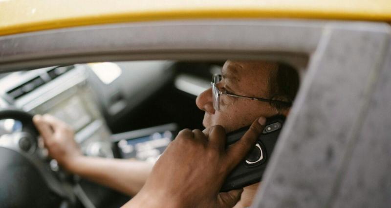 Sans permis, il se fait arrêter pour un appel au volant… et finit derrière les barreaux pour une série de révélations choquantes !