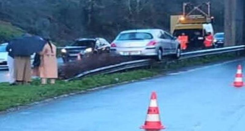  - Un automobiliste distrait crée la scène insolite de la semaine : sa voiture suspendue sur les rails de sécurité !