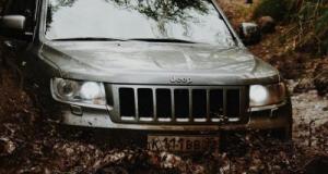 Ils tentent de fuir après un cambriolage… mais leur voiture reste coincée dans la boue après le passage de la tempête Harry