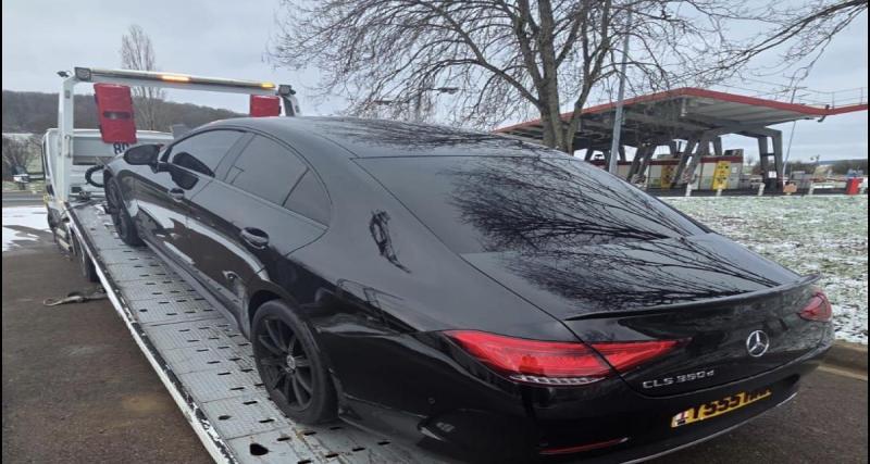 Flashé en excès de vitesse à près de 200 km/h au volant d’une puissante Mercedes : « Qu’est-ce qui est noire, qui roule trop vite et qui termine sur un plateau ? »