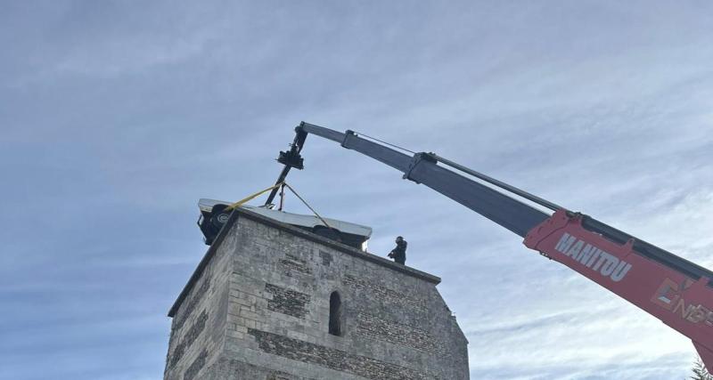 Il installe une voiture sur le toit d’une ancienne église pour éclairer son bar et son garage