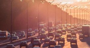 La scène devient virale : un enfant chute d’une voiture en marche, sa mère inculpée (vidéo)