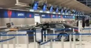 Une voiture fonce dans le terminal d’un aéroport et termine sa course au milieu des comptoirs d'enregistrement