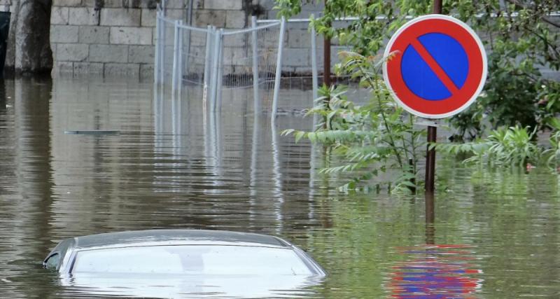  - Surprise par la crue, elle se retrouve prisonnière de sa voiture en pleine montée des eaux