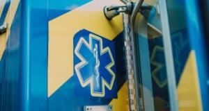 Un bébé de 9 mois sauvé d’une voiture en flammes : l’incroyable courage de deux hommes qui ont défié le danger pour lui sauver la vie