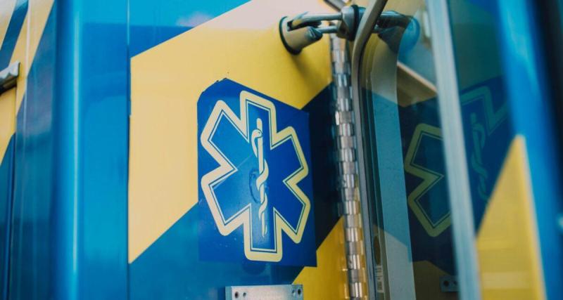 Un bébé de 9 mois sauvé d’une voiture en flammes : l’incroyable courage de deux hommes qui ont défié le danger pour lui sauver la vie