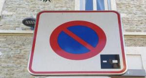 Il installe un faux panneau de stationnement devant chez lui… et écope d’une lourde sanction pour stationnement gênant