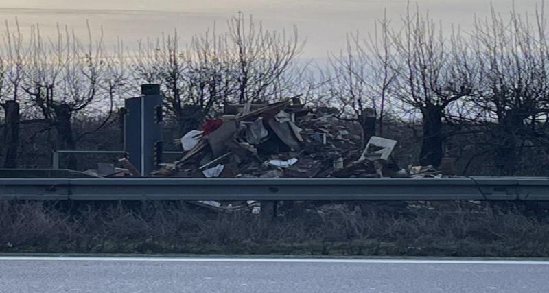 Un radar recouvert de détritus prend feu… mais reste intact