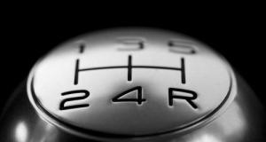 Sans permis, il commet une grosse erreur… juste devant la voiture de la police : un gag bien triste pour lui !