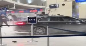 Au volant d’une Mercedes classe C, il traverse un terminal d’aéroport et percute un comptoir