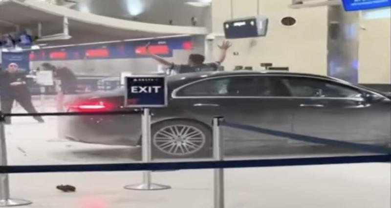 Au volant d’une Mercedes classe C, il traverse un terminal d’aéroport et percute un comptoir