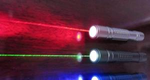 Pour se venger d’un autre chauffeur, ce conducteur sort un pointeur laser pour l’éblouir au volant de son camion