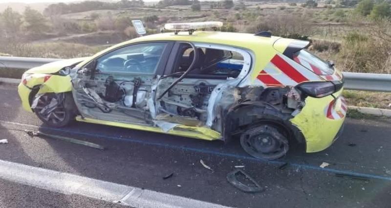 Un camion arrache les portières d’un véhicule d'intervention pourtant parfaitement signalé : l'agent s'en sort de justesse