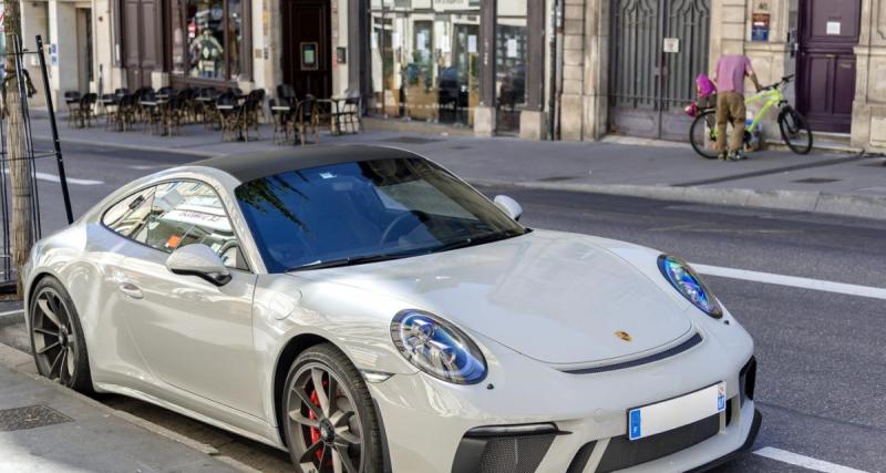 Une Porsche projetée contre un mur après un violent choc