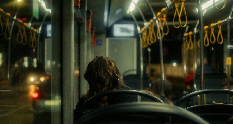 « Les mômes l’ont énervé » : un chauffeur de bus scolaire descend et abandonne quarante élèves à mi-parcours